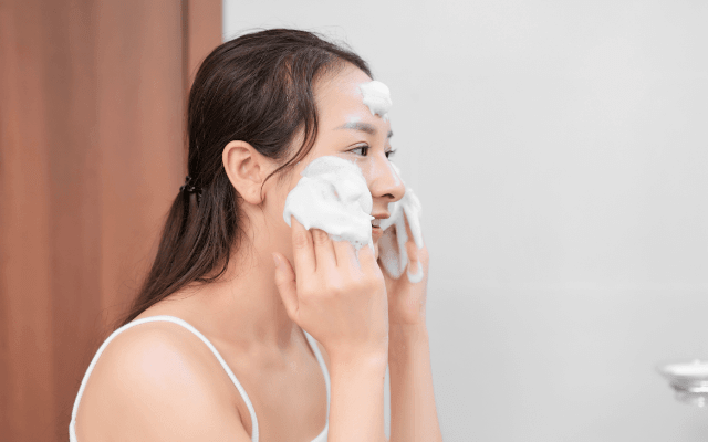 洗顔をしている女性の画像