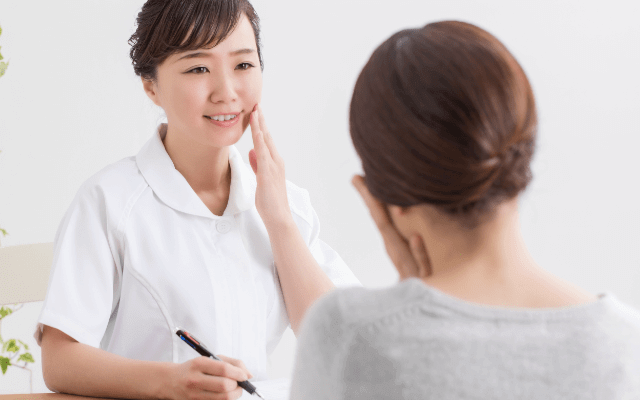 医師による診察とカウンセリングの画像