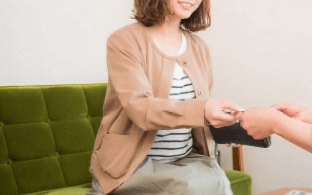 お支払いをしている画像